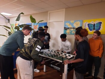 Geslaagde bingoavonden tieners Follow Me bij het COA